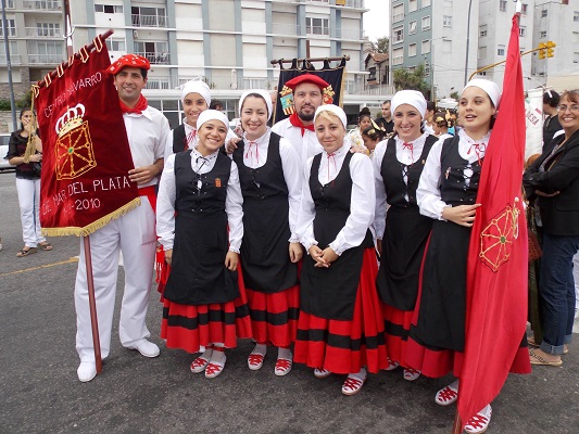 Dantzaris del Centro Navarro de Mar del Plata en el Encuentro de Veleros 2014 (fotoCN)